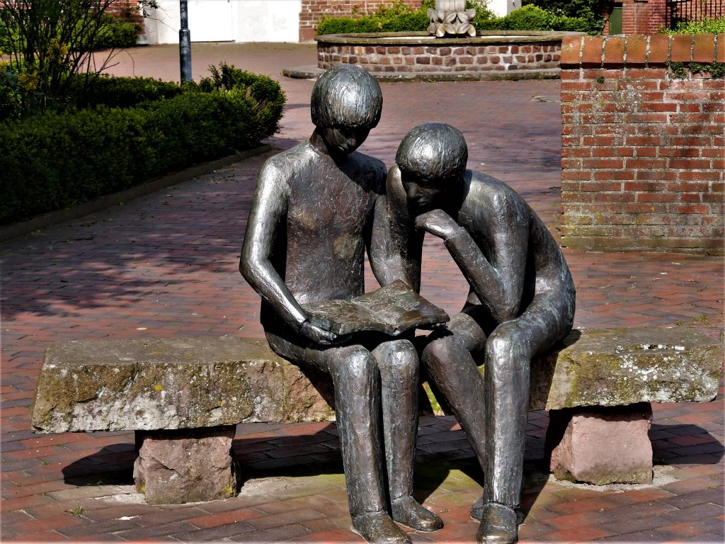 Skulptur "Lesende" (c) Heiner Brünjes